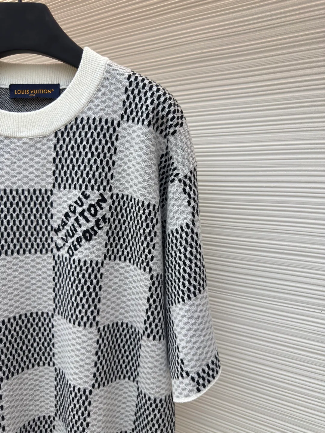 LOUIS VUITTON checkerboard woolen short sleeves ●Authentic product: Purchased and developed by 9850 ●Item number: 1680124-A35 ●Fabric: combed cotton yarn ●Technology: Woolen ●Version: Fitted version ●Size: XS-S-M-L ●Description: 100% fully combed cotton yarn is used, and the fabric pieces are woven using a Stoll 14-needle ultra-fine machine imported from Germany worth 47W. It is woven at a parallel and even speed with reference to the original single-sided partial net bottom hanging wool structure. Each piece takes 270 minutes to weave. During weaving, 16 sand spits are used to alternately knit back and forth. The number of knitting rows on a single piece of front clothing is as high as 6352. The newly woven garment has a lot of knots. It requires pure manual thread picking and knot head inspection. Only after random inspection can seam picking and washing be carried out. The overall wiring is straight and delicate. The fabric is comfortable and soft, and the color is consistent with no color difference. It can be matched with the same style to create a fashionable look, and can be used in various occasions. Customized accessories, complete with three standards, the same style for men and women!